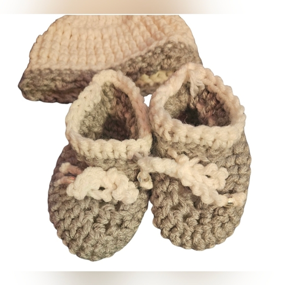 Hand Crafted Baby Sweater Hand Knit Crochet White Gray Botties Pom pom Hat 3-set - Picture 8 of 17